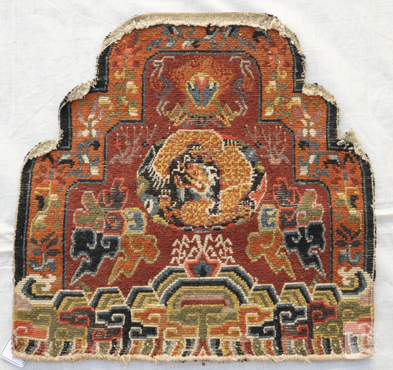 A Throne carpet and two rugs - 图3
